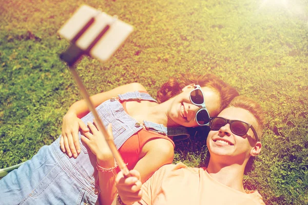 Ευτυχισμένο ζευγάρι που παίρνουν selfie στο smartphone το καλοκαίρι — Φωτογραφία Αρχείου