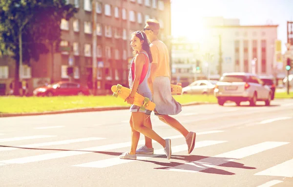 Підліткова пара зі скейтбордами на міській вулиці — стокове фото