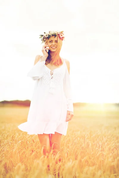 Heureuse jeune femme appelant sur smartphone à la campagne — Photo