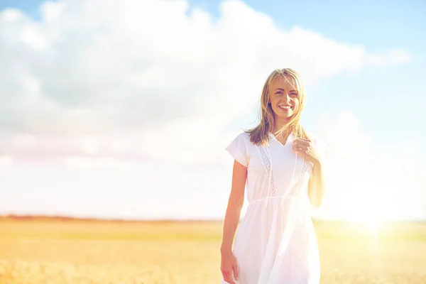 Jeune femme heureuse ou adolescente sur le champ de céréales — Photo