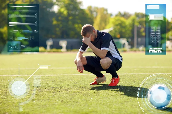 Sorgliga fotbollsspelare med boll på fotbollsplan — Stockfoto