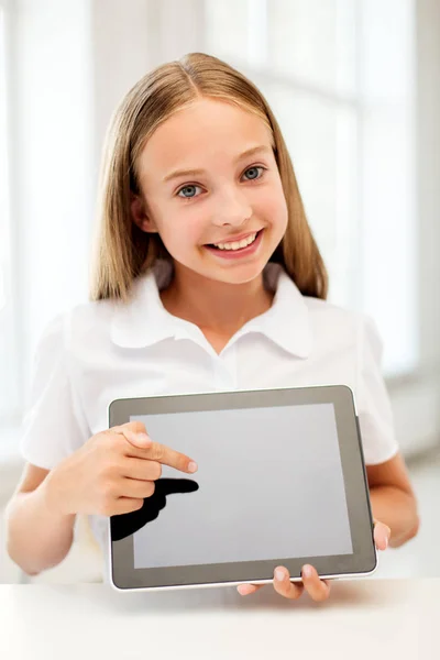 与平板 pc 电脑的学生小女孩微笑着 — 图库照片