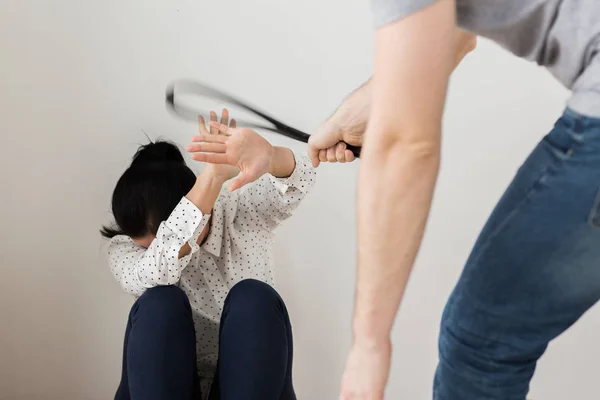 Donna infelice che soffre di violenza domestica — Foto Stock