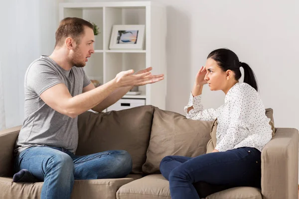 Casal infeliz tendo discussão em casa — Fotografia de Stock