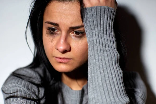 Primer plano de mujer llorando infeliz — Foto de Stock