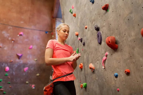 Jovem mulher se exercitando no ginásio de escalada indoor — Fotografia de Stock