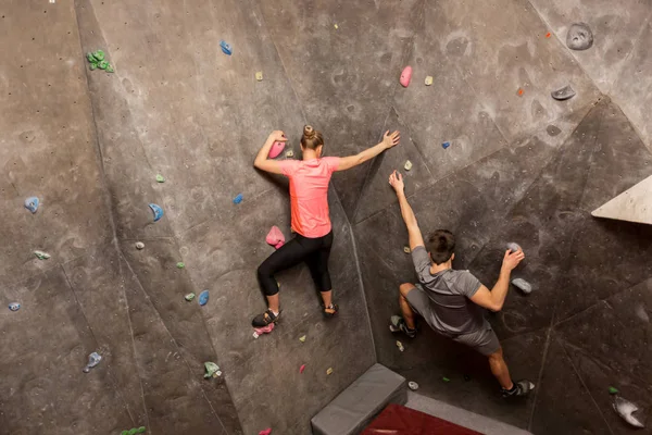 Мужчины и женщины, занимающиеся спортом в помещении для альпинизма — стоковое фото