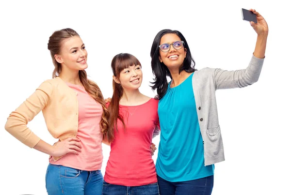 Grupo internacional de mujeres felices tomando selfie —  Fotos de Stock