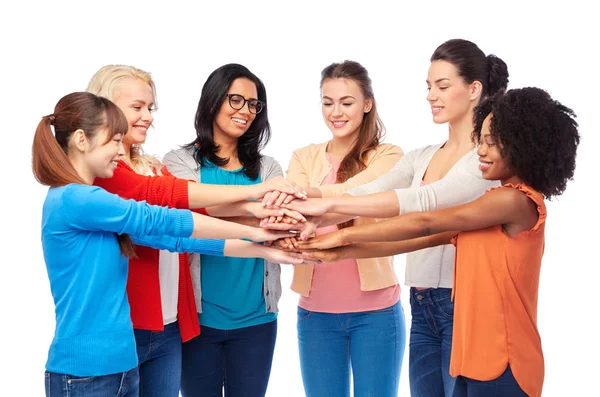 Internationell grupp av kvinnor med händerna tillsammans — Stockfoto