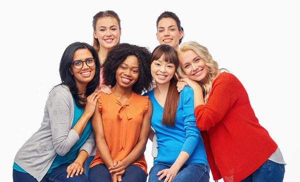 Internationell grupp glada kvinnor kramar — Stockfoto