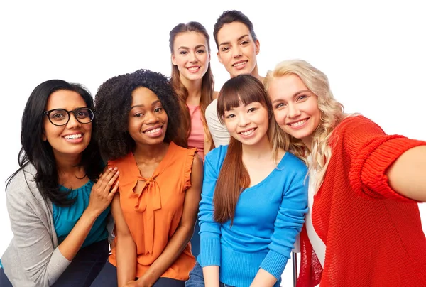 Grupo internacional de mulheres felizes tomando selfie — Fotografia de Stock