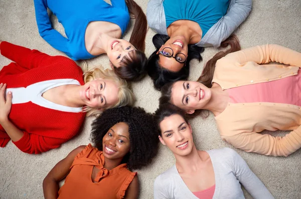 Grupo internacional de mujeres felices tumbadas en el suelo — Foto de Stock