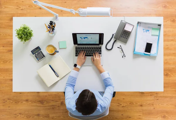 Empresária trabalhando no laptop no escritório — Fotografia de Stock