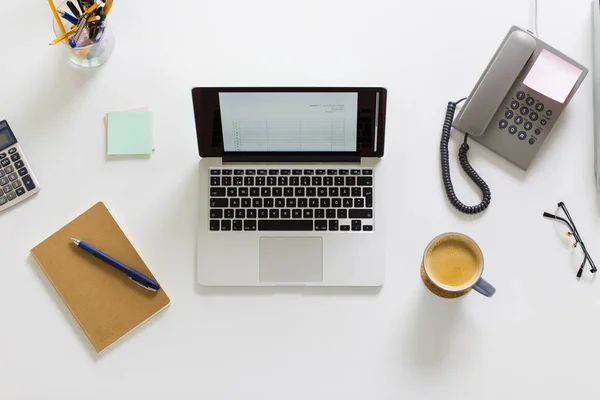 Laptop, telefone e outras coisas de escritório na mesa — Fotografia de Stock