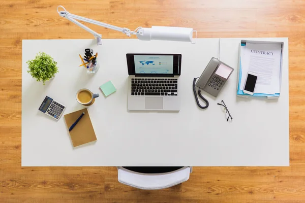 Bärbar dator, telefon och andra kontor grejer på bordet — Stockfoto