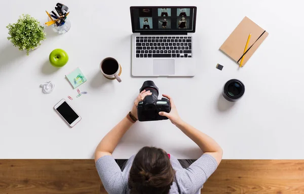 Donna con fotocamera e laptop al tavolo dell'ufficio — Foto Stock