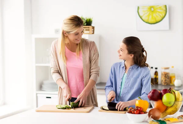 Família feliz cozinhar jantar em casa cozinha — Fotografia de Stock