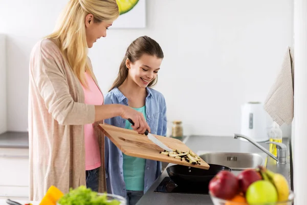 Feliz familia cocina comida en casa cocina — Foto de Stock