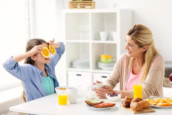 Счастливая семья завтракает на домашней кухне — стоковое фото