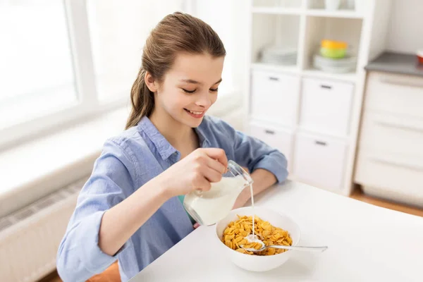 Chica feliz desayunando en casa cocina —  Fotos de Stock