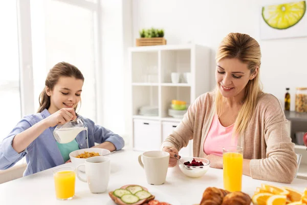 Счастливая семья завтракает на домашней кухне — стоковое фото