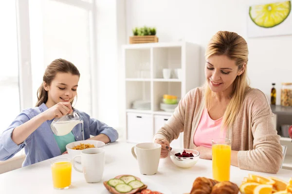 Familia feliz desayunando en casa cocina —  Fotos de Stock