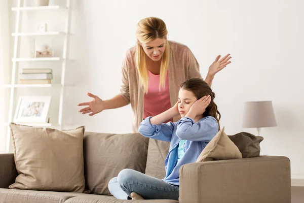 Chica cerrando oídos para no escuchar enojado madre en casa — Foto de Stock