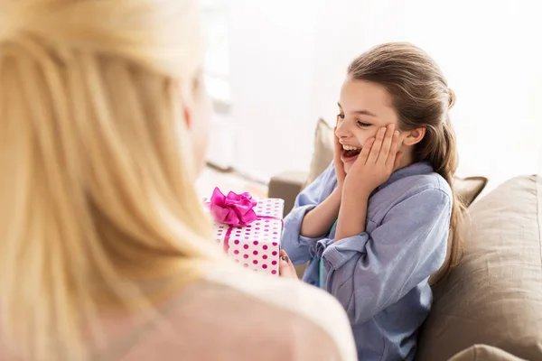 Mutter macht Mädchen zu Hause Geburtstagsgeschenk — Stockfoto
