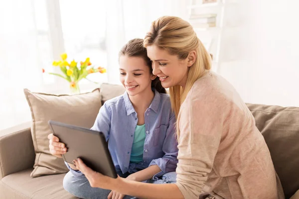 Familia feliz con la tableta PC en casa — Foto de Stock