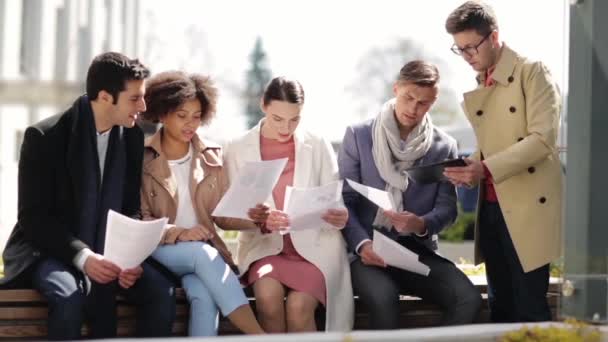 Equipe de negócios internacional com papéis ao ar livre — Vídeo de Stock