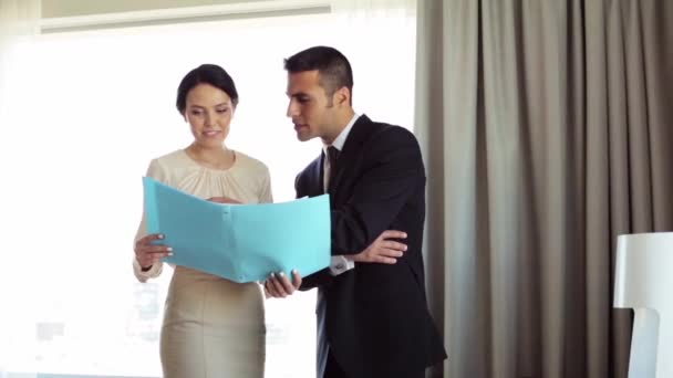 Üzleti csapat dolgozik a hotelszobában papírok — Stock videók