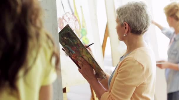 Groep studenten schilderen op school van kunststudio — Stockvideo