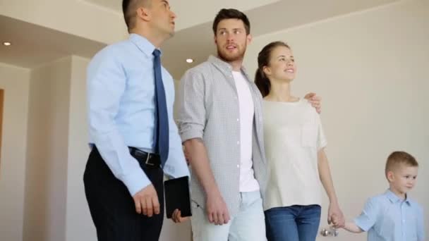 Familia feliz y agente inmobiliario en la nueva casa o apartamento — Vídeos de Stock