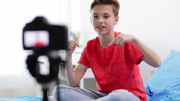 Gelukkige jongen met camera opname video thuis — Stockvideo