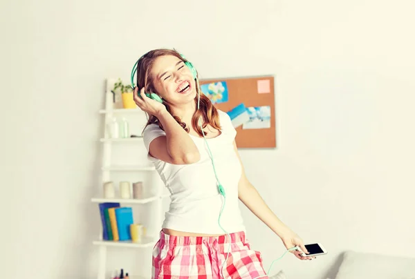 Szczęśliwa kobieta w słuchawki ihaving zabawy w domu — Zdjęcie stockowe