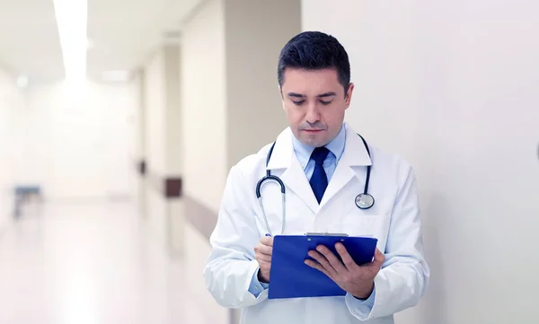 Médecin avec presse-papiers dans le couloir de l'hôpital — Photo