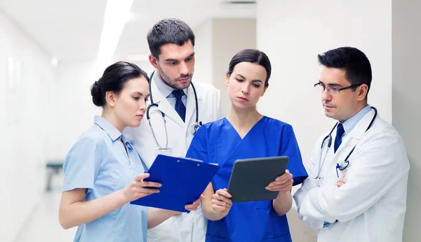 Group of medics with clipboards at hospital — Stock Photo, Image
