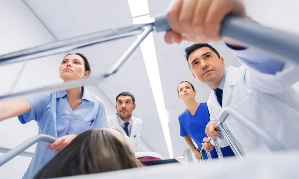 Medics with woman on hospital gurney at emergency — Stock Photo, Image