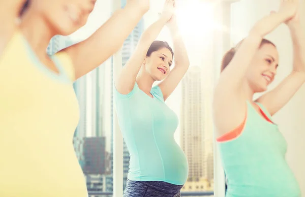 Szczęśliwe kobiety w ciąży, ćwiczenia w siłowni — Zdjęcie stockowe