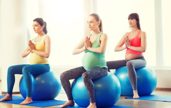 Mulheres grávidas felizes exercitando no fitball no ginásio — Fotografia de Stock