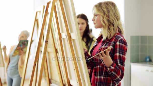 Students with easels painting at art school — Stock Video