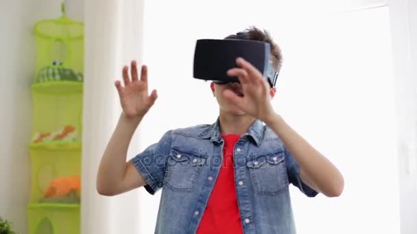 Niño en auriculares de realidad virtual o gafas 3d — Vídeo de stock