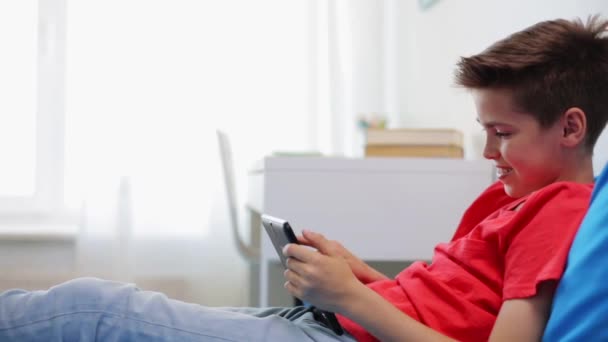 Lächelnder Junge mit Tablet-PC zu Hause — Stockvideo
