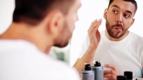 Man scheerschuim toe te passen om de baard in badkamer — Stockvideo