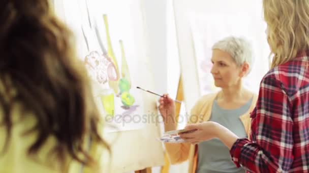 Женщины с кистями живописи в художественной школе — стоковое видео