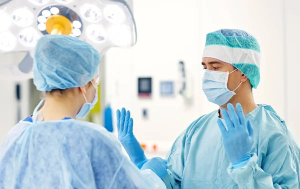 Cirujanos en quirófano en el hospital — Foto de Stock