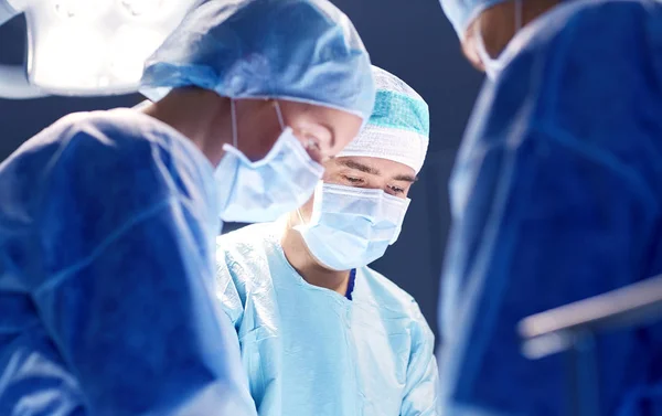 Gruppe von Chirurgen im Operationssaal des Krankenhauses — Stockfoto