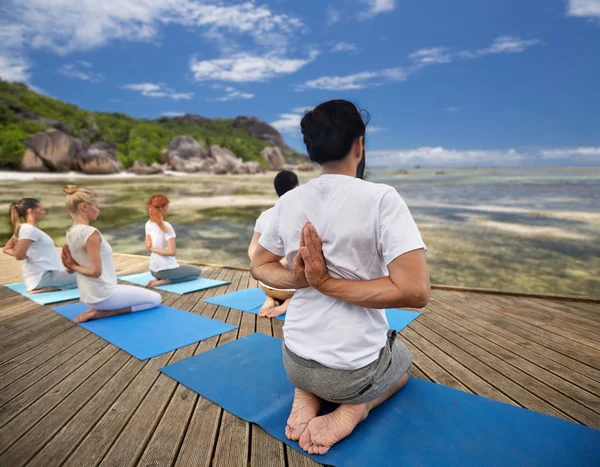 Groep mensen die buiten yoga oefeningen doen — Stockfoto