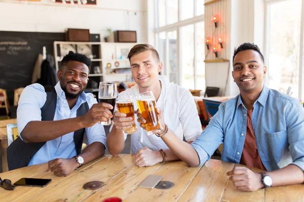 Happy mannelijke vrienden drinken bier bij bar of pub — Stockfoto