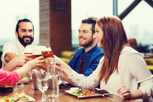 Vänner som äter och dricker öl på restaurang — Stockfoto